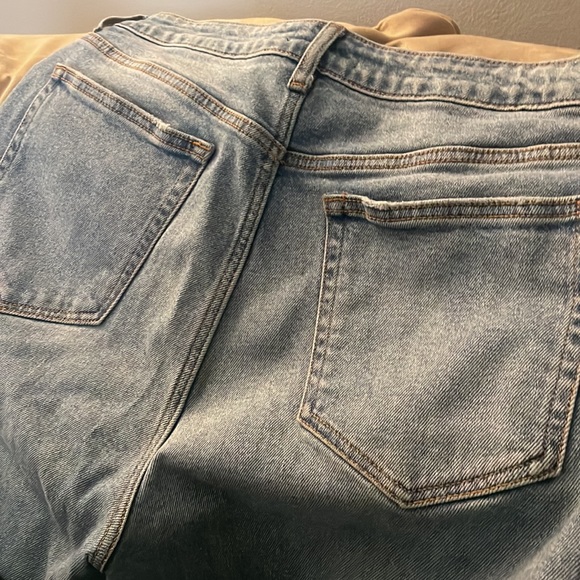 Fashion Nova, Tapered straight-legged ankle jeans. Stone washed. - Picture 5 of 6